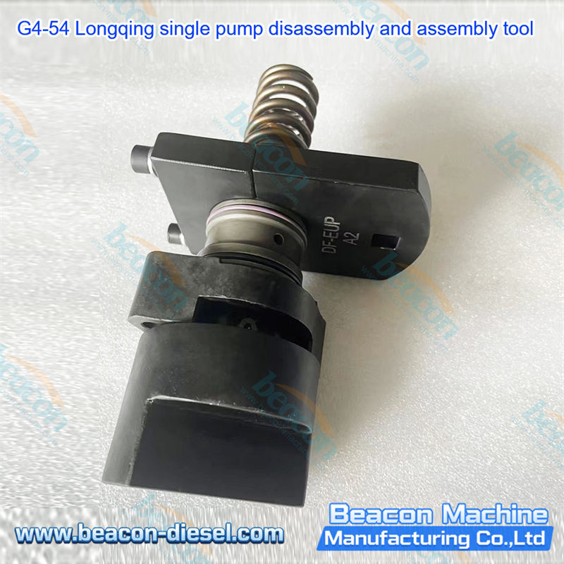 G4-54 Herramienta de Desmontaje y Montaje de Bomba Simple Longqing - vista de operación manual demostrando el uso de la herramienta en bomba unitaria de motor Longqing