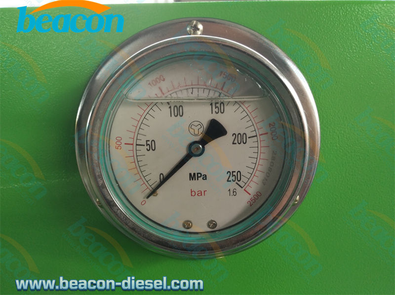 Primer plano del manómetro de alta presión y cilindro de vidrio del PQ1000