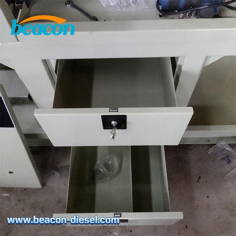 Dos cajones de almacenamiento de herramientas integrados en el diseño del banco de pruebas Beacon 12PSD.