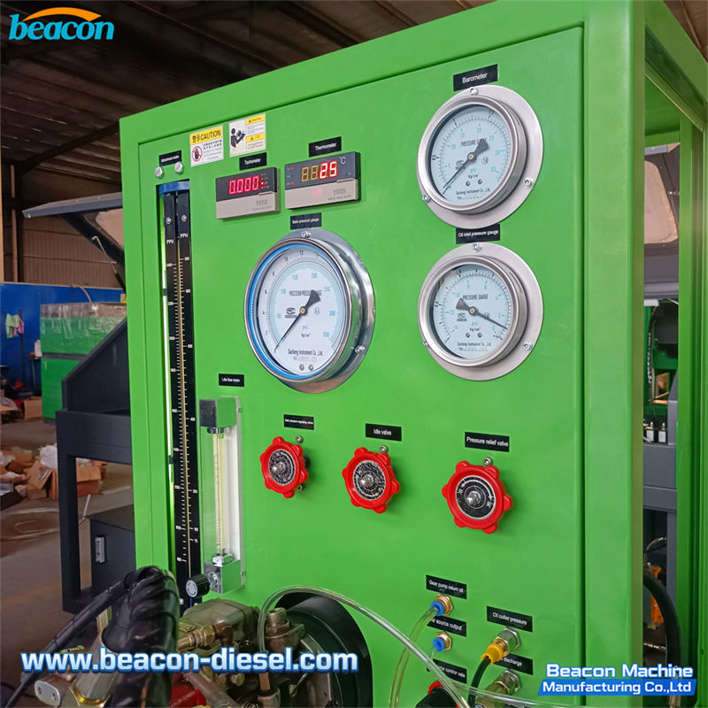 Manómetros analógicos e indicadores digitales en el panel del PT212