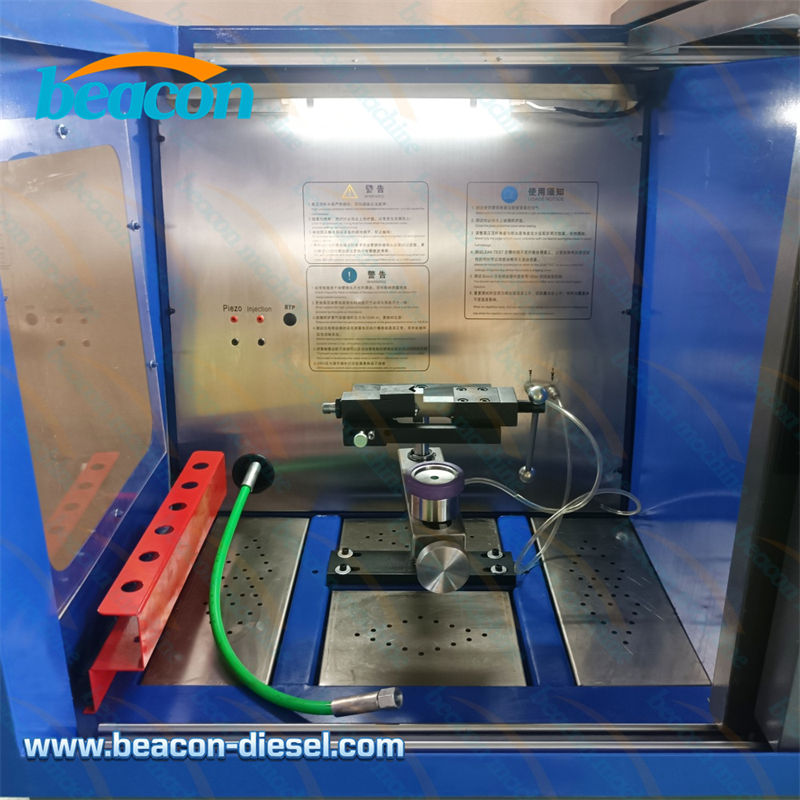 Primer plano de la zona de trabajo probando un inyector Common Rail estándar en la máquina CR318.