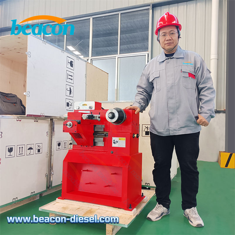 Operario junto al torno T8445 para comparación de tamaño