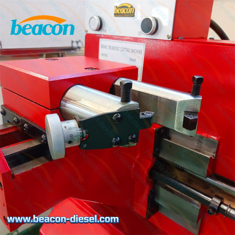 Primer plano de la herramienta de corte y portacuchillas T8445