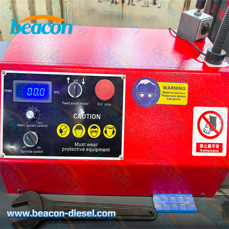 Panel de control digital y botón de parada de emergencia